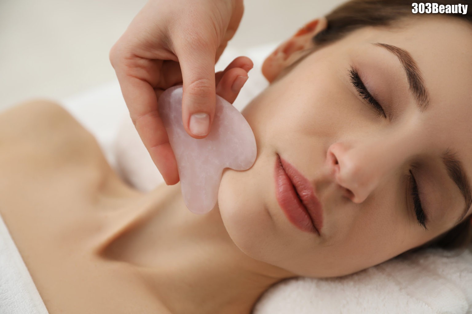 面部刮痧瘦面 / 排毒